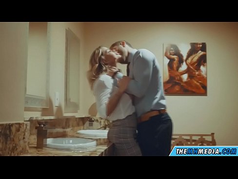 ❤️ Όταν μια πλούσια ξανθιά σε αποπλανεί σε μια δημόσια τουαλέτα ☑ Πόρνο ❌